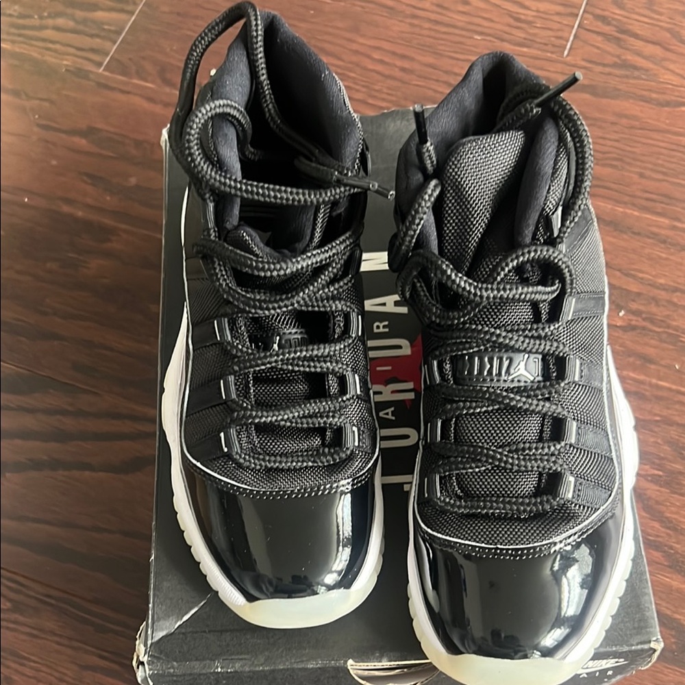 Jordan Retro 11 Sneakers - Black and White
